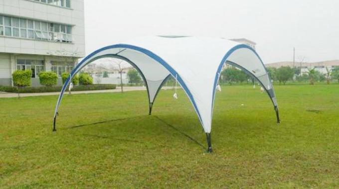 Ультра- роскошный на открытом воздухе располагаясь лагерем шатер/шатры семьи располагаясь лагерем с анкерами мешка с песком
